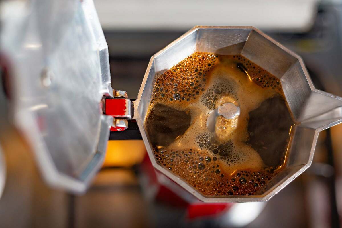 Por qué hay que dejar la tapa abierta al hacer el café en la cafetera italiana: el truco de los baristas