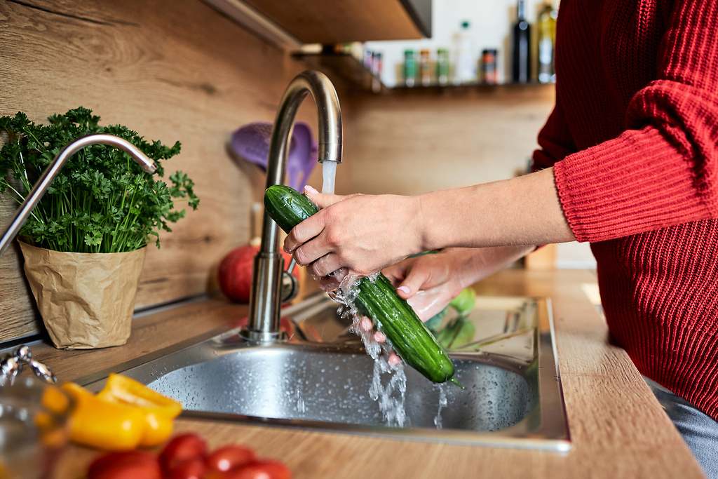 Cómo lavar pepinos para eliminar toda la suciedad y los pesticidas antes de comer, según los expertos