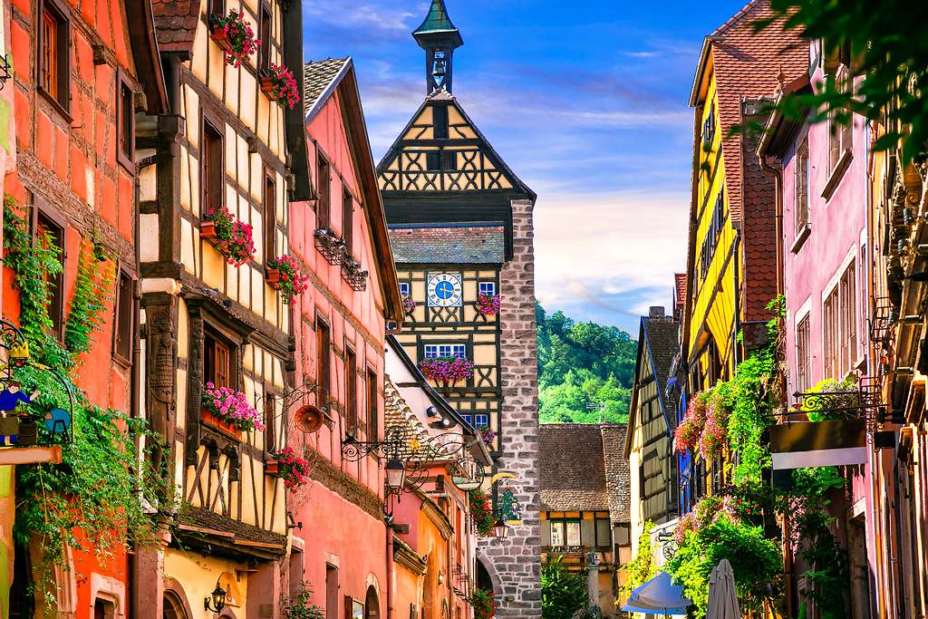 El pintoresco pueblo francés que parece sacado de 'La Bella y la Bestia': perfecto para una escapada en primavera