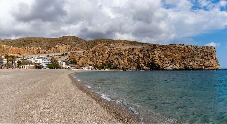 Vista panorámica de la playa de Calahonda y el pueblo con acantilados y coloridos barcos de pesca - Foto