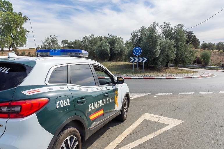 Guardia Civil de Tráfico en una rotonda