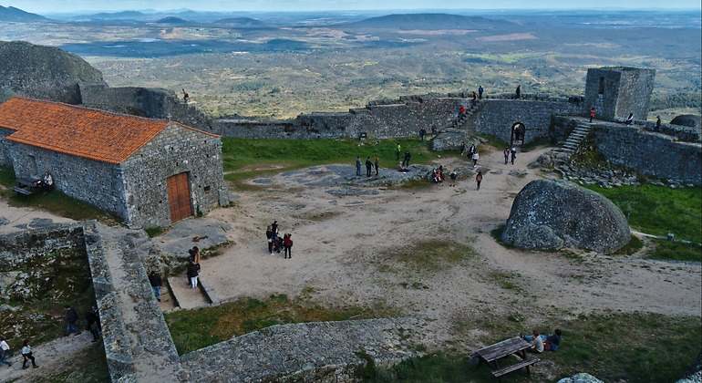 Turista que visita el castillo medieval de Monsanto. Famoso monumento y sitio histórico en Portugal
