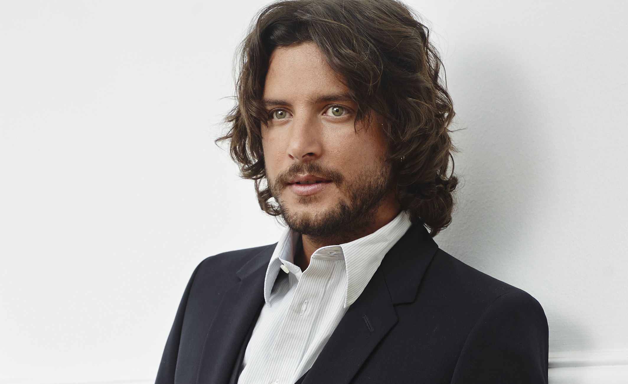 Manuel Carrasco es uno de los cantantes que interpreta la cancion 'si me ves', nueva sintonía de La Siete