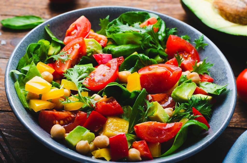 Ensalada de mango, pepino y espinacas