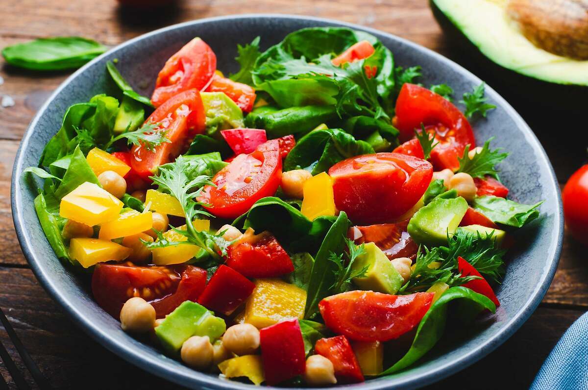 Ensalada de mango, pepino y espinacas