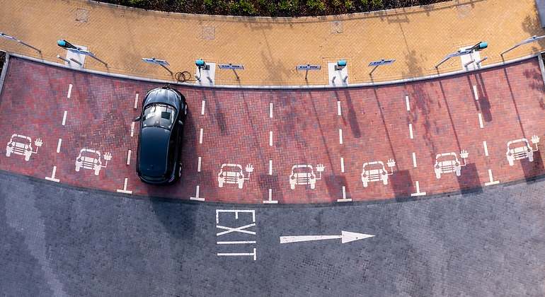 Vista aérea directamente sobre las instalaciones de carga de automóviles eléctricos