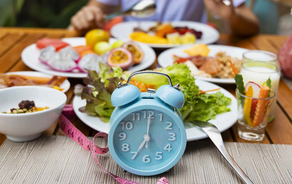 No saltarse comidas y comer en horarios regulares