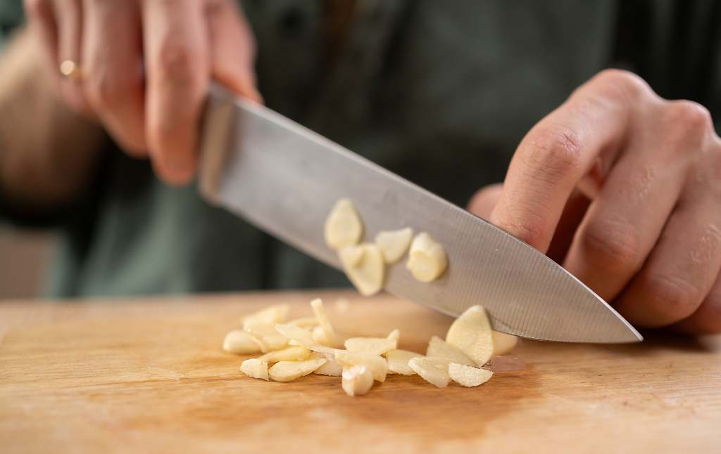 Adiós al olor a ajo en las manos: el truco eficaz de los chefs que lo elimina en cuestión de segundos