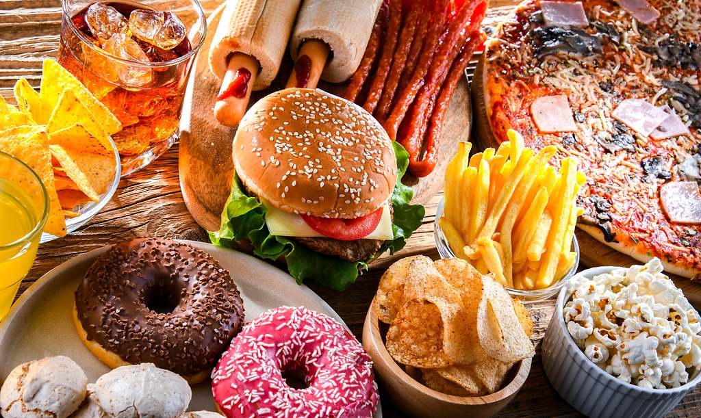 Elegir alimentos bajos en calorías, en grasas saturadas, en grasas trans, azúcar y sal