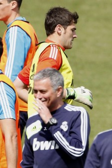 Casillas-Mourinho-largoespecial-entreno-2013-efe.jpg