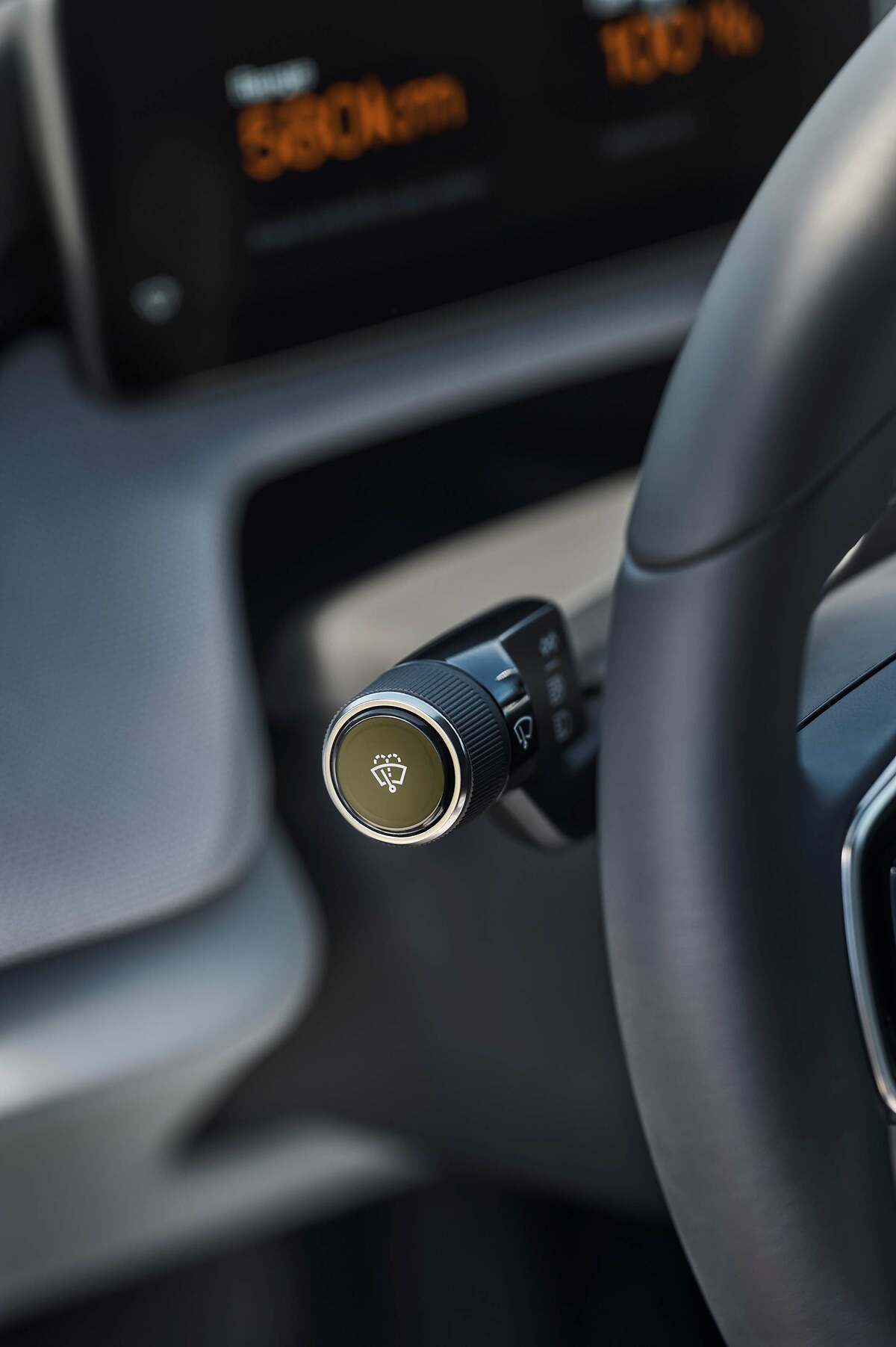 Polestar 4. A los limpiaparabrisas se accede pulsando en este mando del volante.