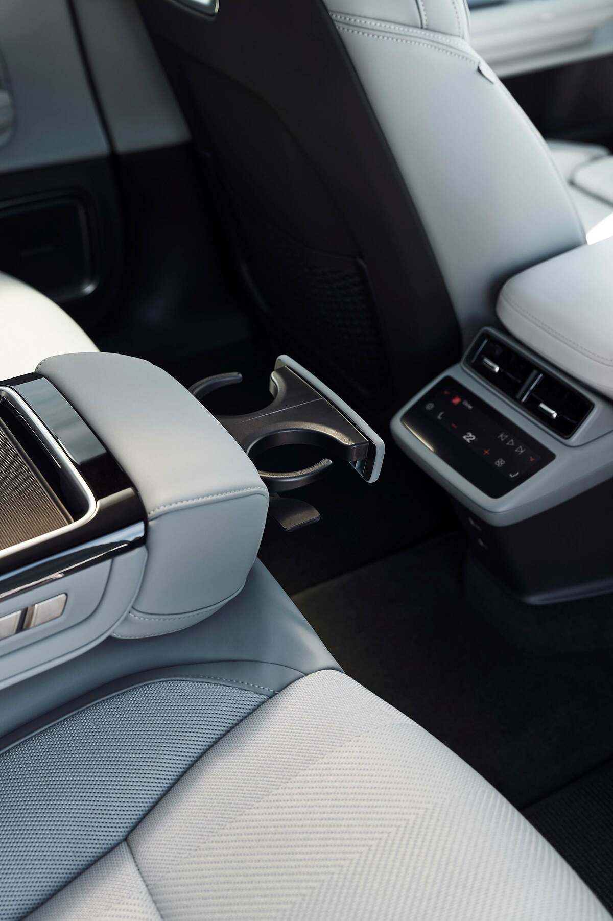 Polestar 4. Portabebidas, puertos USB y climatización para los ocupantes que viajen detrás.
