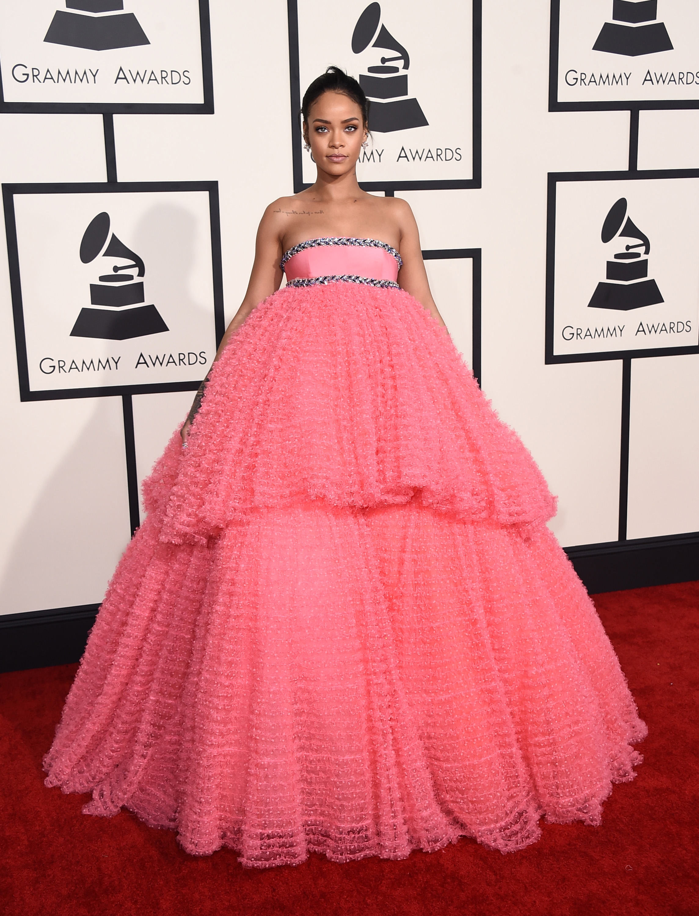 Rihanna, posa de rosa en la alfombra roja de los Premios Grammy 2015