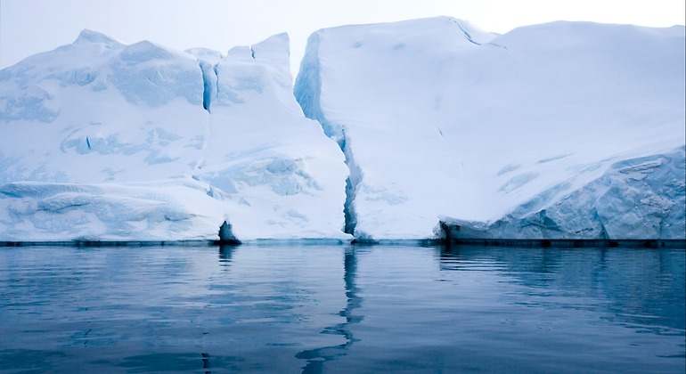 Glaciar en Groenlandia partido por la mitad