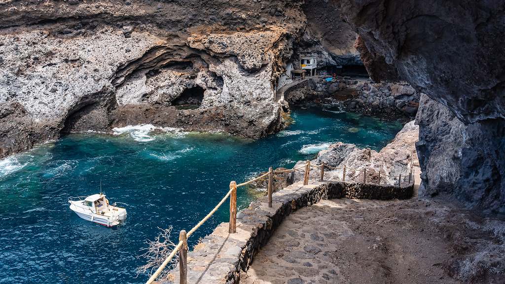 Este es el único pueblo de España que está escondido en una cueva en el mar: un tesoro natural perfecto para una escapada