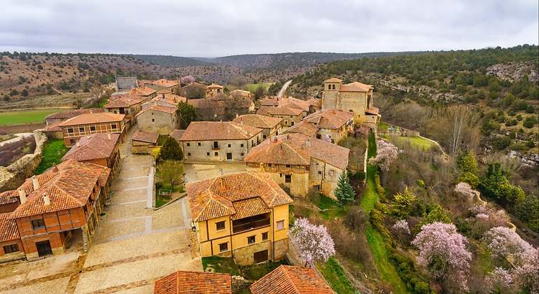 vista aérea del pueblo en soria castilla y leon con casas de color naranja