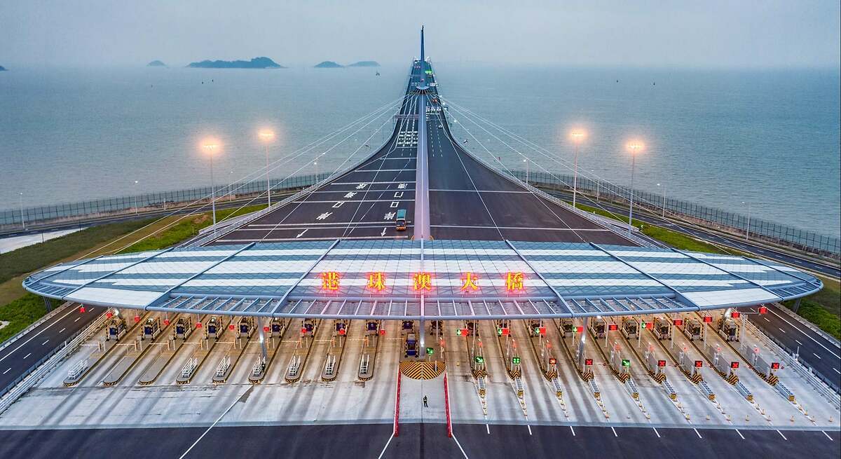 El increíble puente de 18.000 millones de euros construido para conectar tres ciudades de Asia y que desafía al océano con un túnel submarino