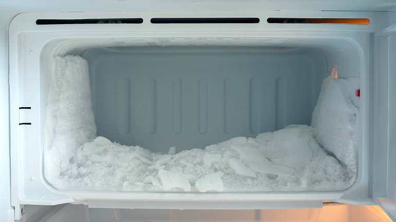 Hielo en el congelador