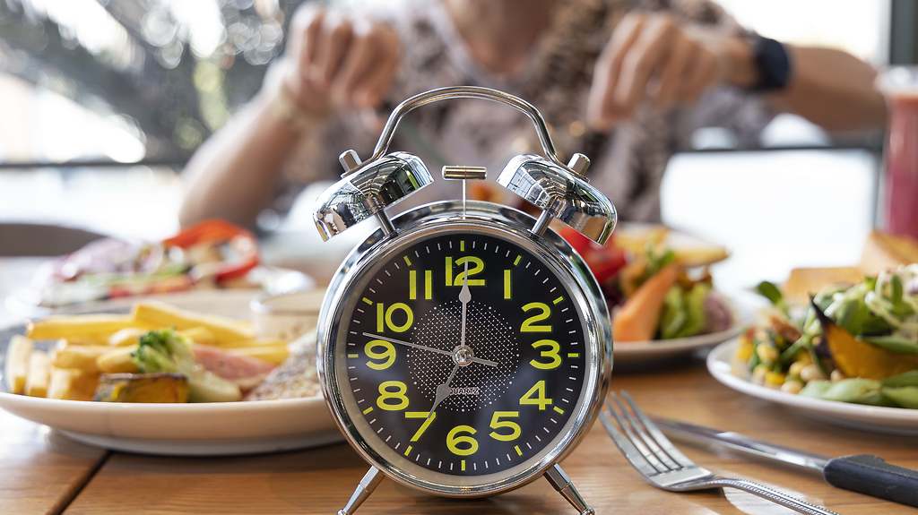 Comer en horarios regulares y no saltarse comidas
