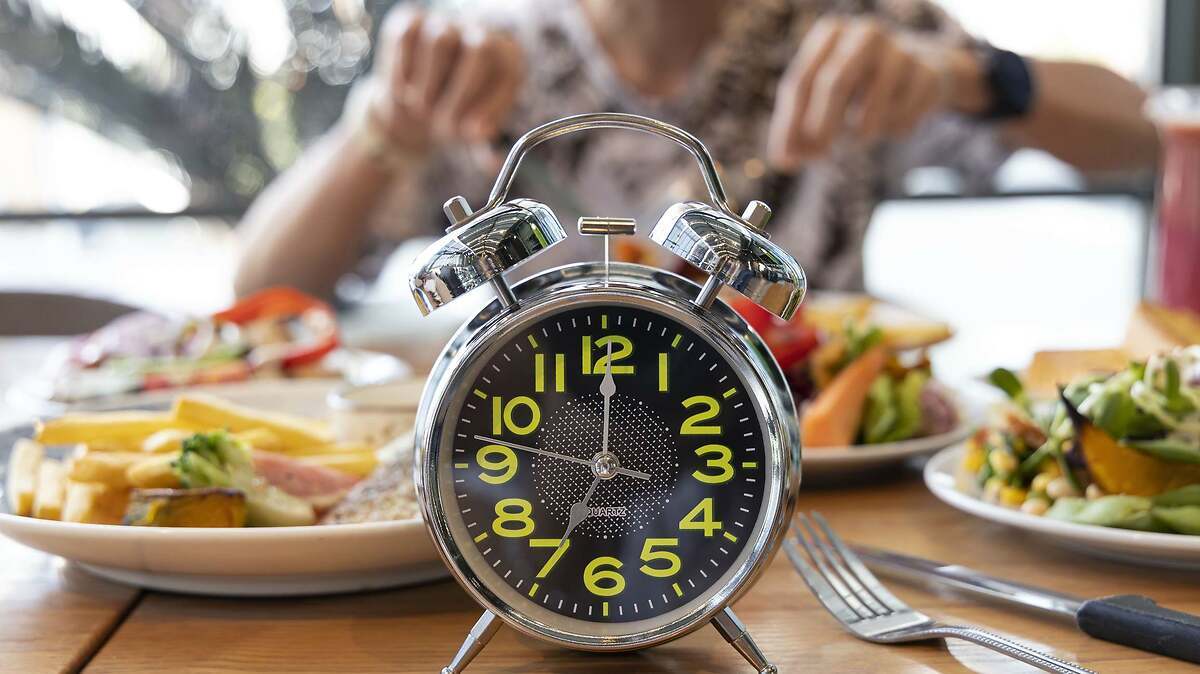 Comer en horarios regulares y no saltarse comidas