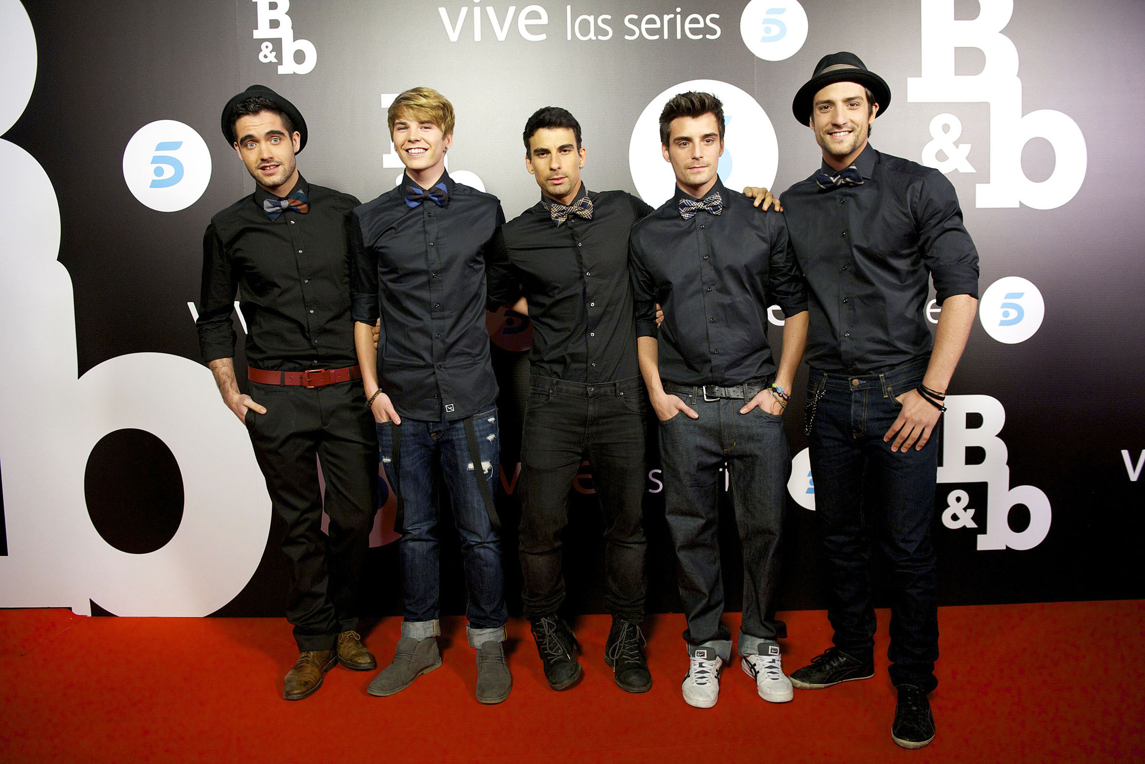 Chicos de la serie 'Dreamland' no se quisieron perder la premiere de la serie 'B&B'
