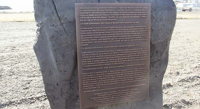 Placa homenaje a la 'matanza de los españoles'