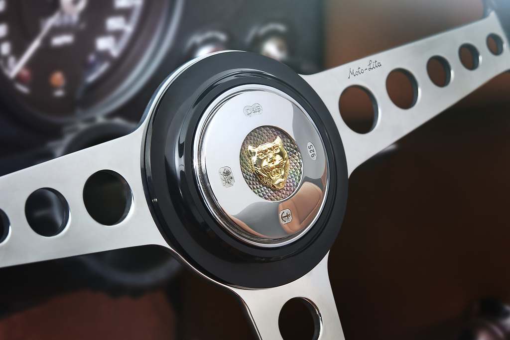 Jaguar Classic E-Type conmemorativo. El claxon del volante presenta un acabado en plata con una insignia Growler de 18 quilates.