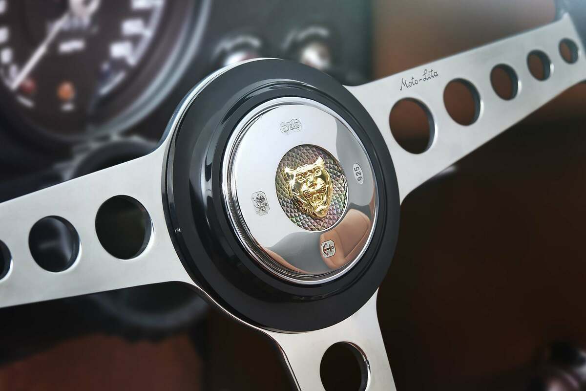 Jaguar Classic E-Type conmemorativo. El claxon del volante presenta un acabado en plata con una insignia Growler de 18 quilates.