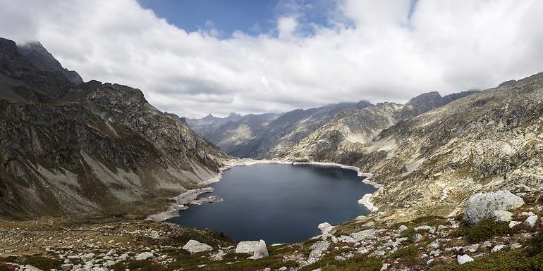 Lago en Francia de aguas verdes esmeralda