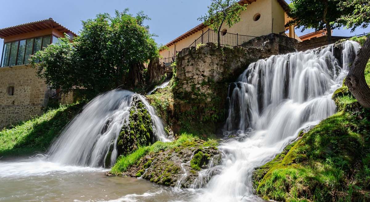 El pueblo más bonito de Castilla-La Mancha tiene cinco cascadas y fue retratado por Camilo José Cela: perfecto para una escapada en verano