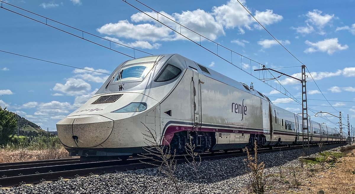 Renfe para la circulación de trenes de alta velocidad entre Madrid, Segovia, Valladolid y Gijón por incendio