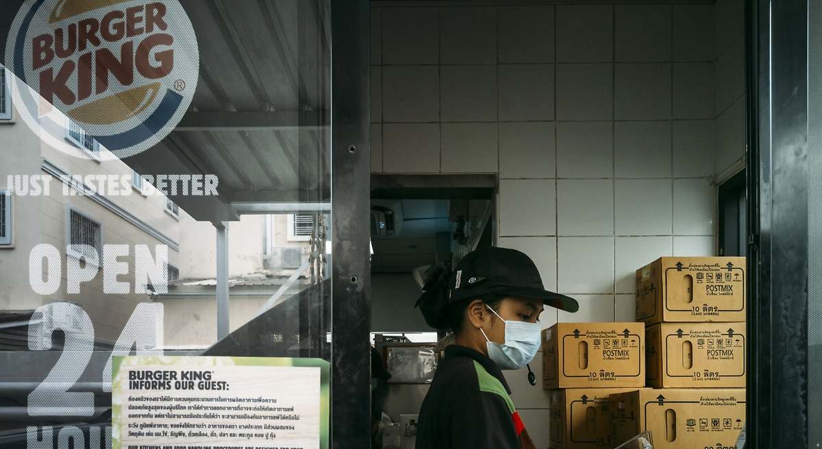 Trabajaba en periodo de prueba en un Burger King y dio positivo en COVID: le despidieron a la media hora y ahora cobrará una indemnización de 9.000 euros