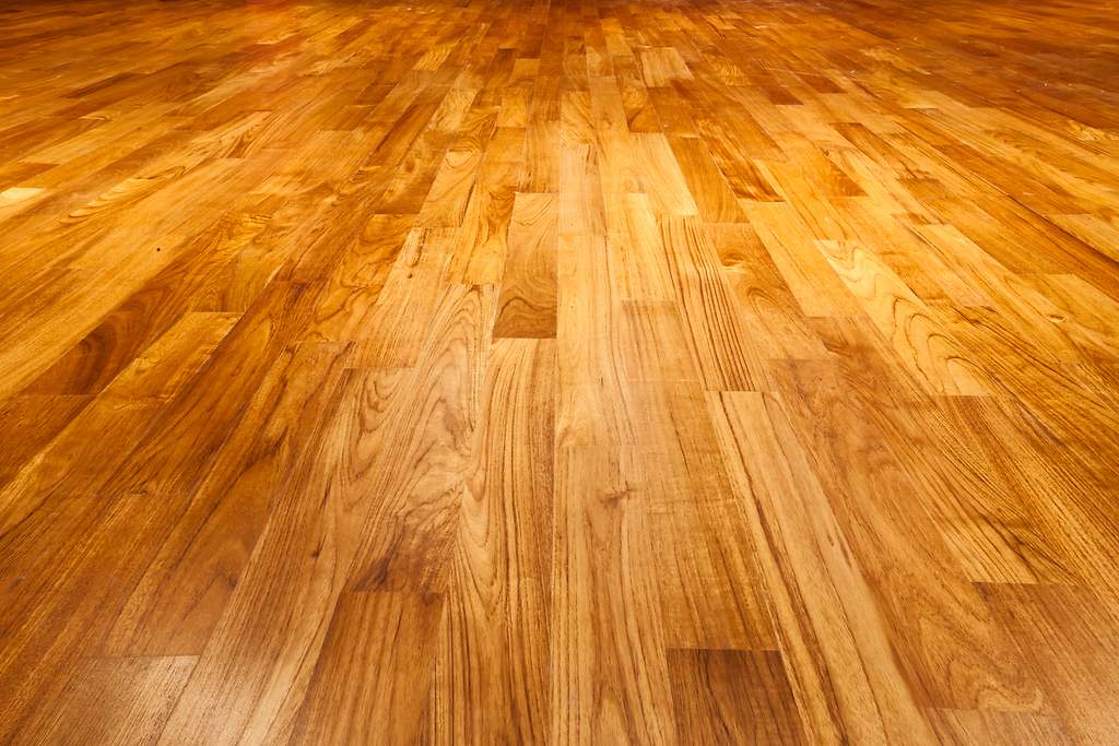 Suelo de madera limpio y brillante