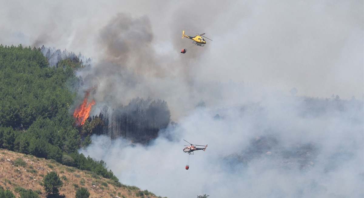  Relativo optimismo  en el incendio de Cuevas del Valle pese a que sigue descontrolado, hay tres focos activos y se ha duplicado el operativo