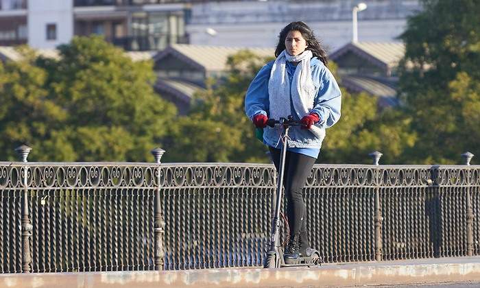 EuropaPress_4098275_joven_va_patinete_primer_dia_frio_23_noviembre_2021_puente_triana_sevilla-1.jpg