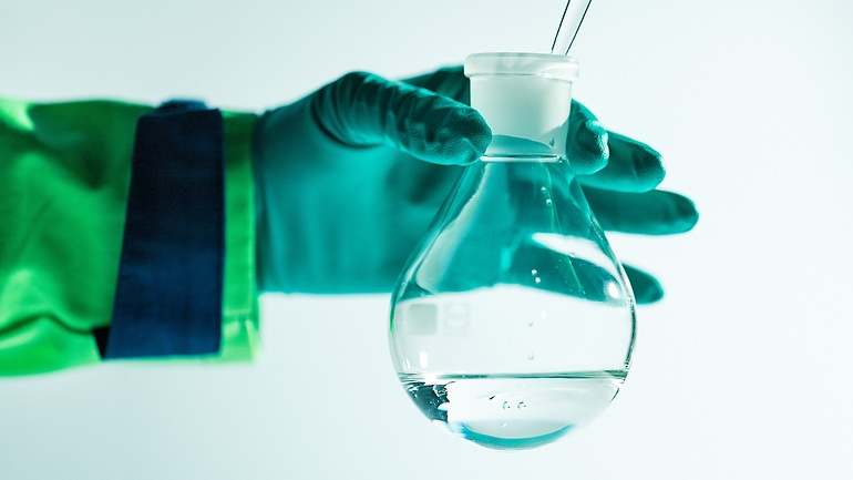 El diésel parafínico HVO es incoloro y prácticamente inodoro, químicamente producido a partir de residuos orgánicos, como aceites usados de cocina o desechos agrícolas.