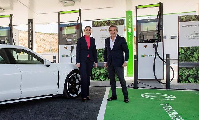 Tomas-Villen-y-Raquel-Blanco-en-el-hub-de-carga-ultrarrapida-de-Iberdrola.jpg