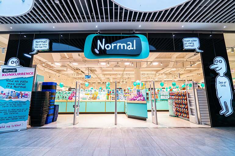 Entrada de una de las tiendas Normal.