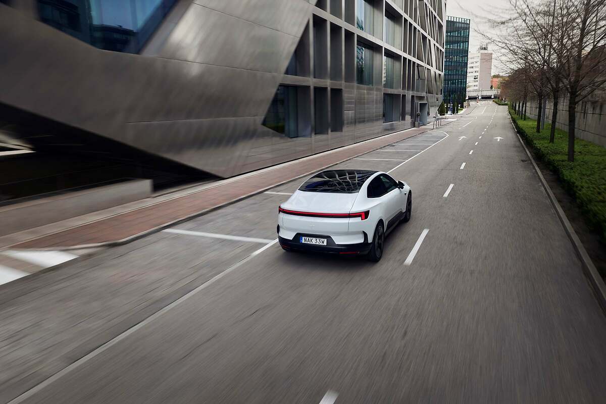 Polestar 4. Con la variante de doble motor, registra un 0 a 100 km/h en 3,7 segundos.