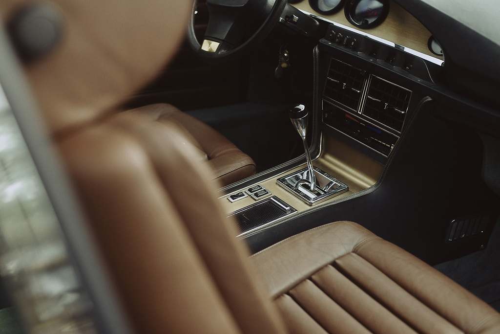 Citroën SM de 1970. Fue un verdadero Gran Turismo por el confort que ofrecía a sus pasajeros, con un equipamiento muy completo que incluía los elevalunas eléctricos, los faros de largo alcance y direccionales, la dirección asistida y la suspensión regulable de serie.