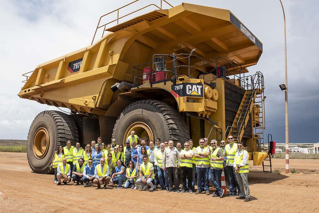 Posando junto al mastodóntico Caterpillar 797 F. 15 metros de largo y casi 10 de ancho