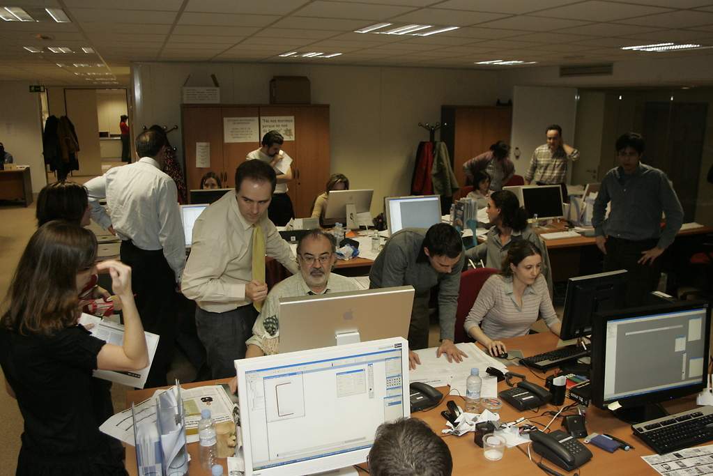 La redacción preparando el primer número