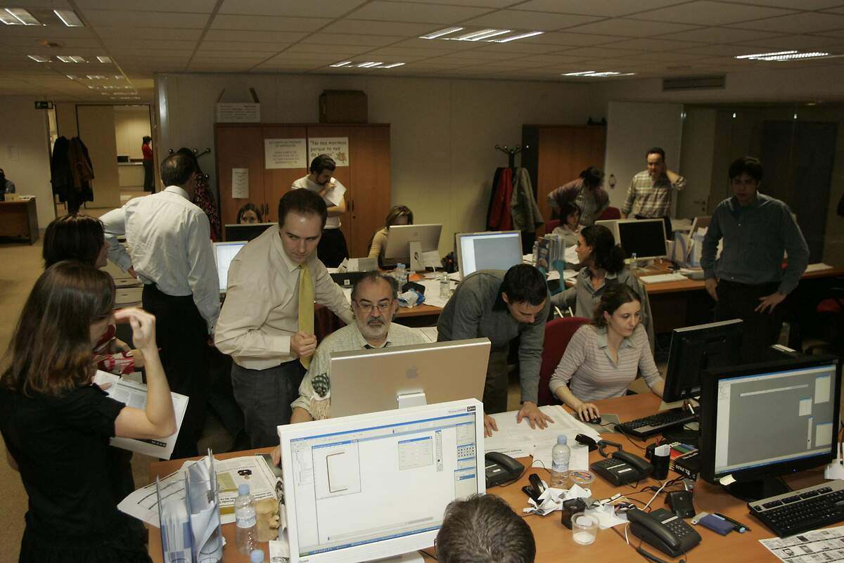 La redacción preparando el primer número