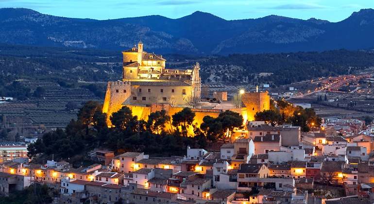 La ciudad de caravaca de la cruz iluminada de noche