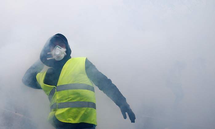 chalecos-amarillos-humo-lanzar-reuters.jpg