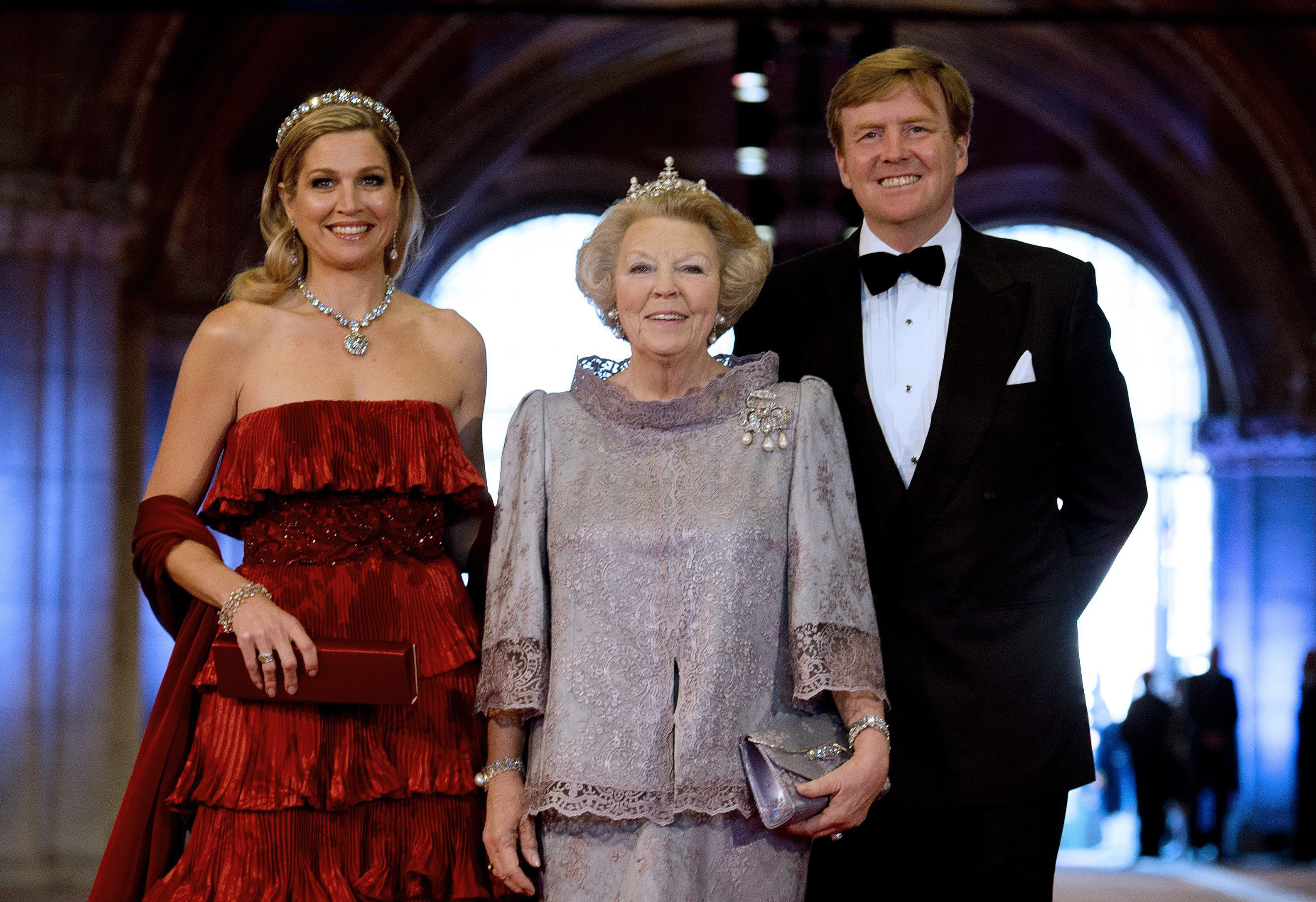 Abdica la reina de Holanda