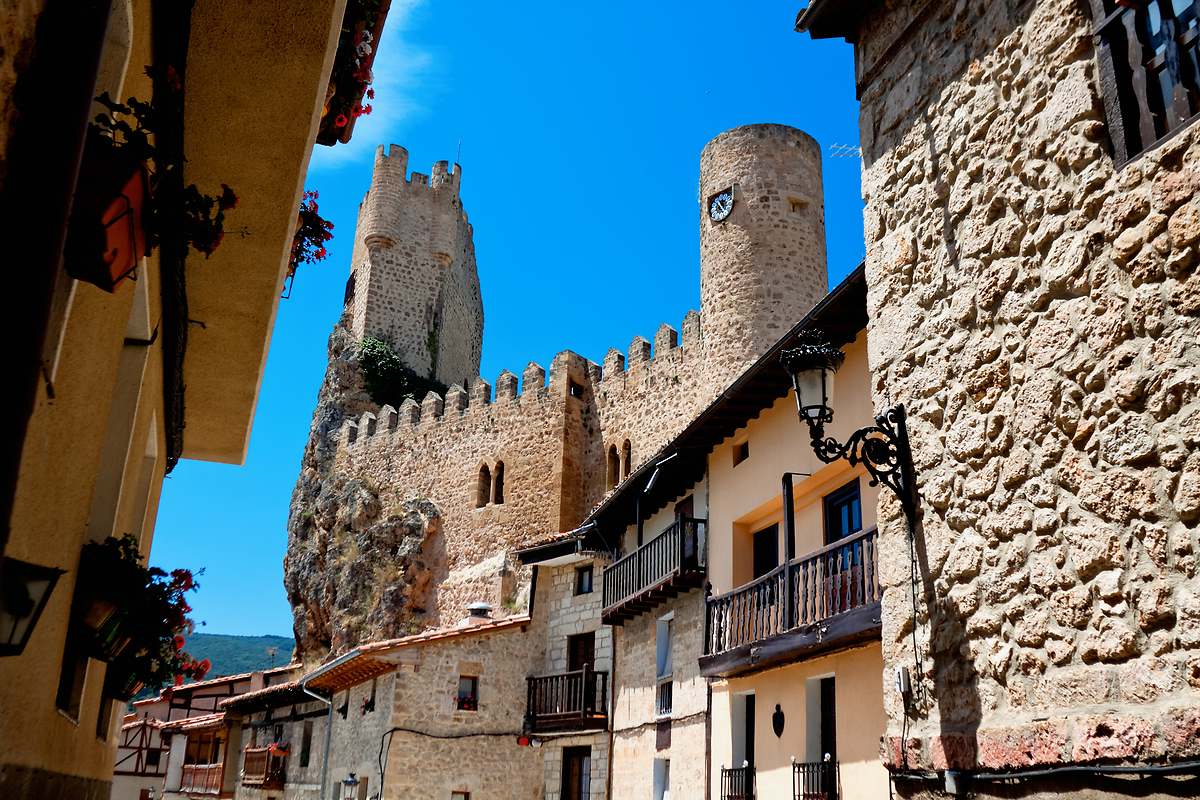 Ni Pedraza ni Peñafiel: el pueblo más pequeño de España con título de ciudad tiene un castillo medieval sobre un abismo