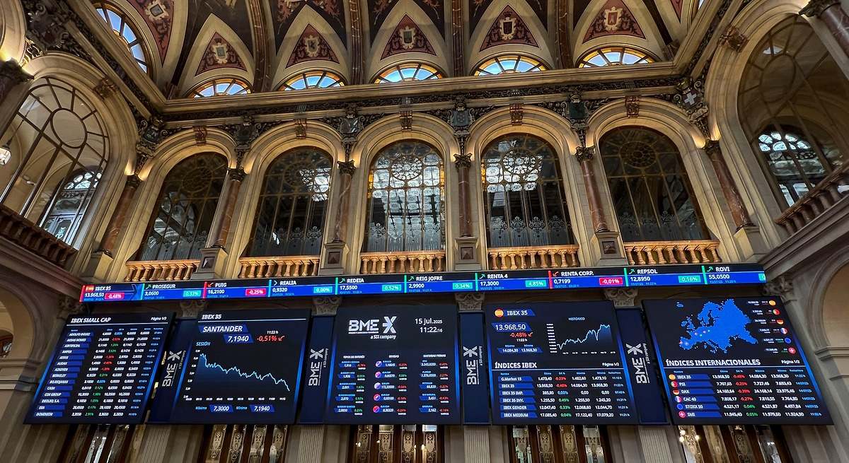 El dinero nunca duerme: Solaria, Indra y Repsol, los valores más 'calientes' del Ibex 35
