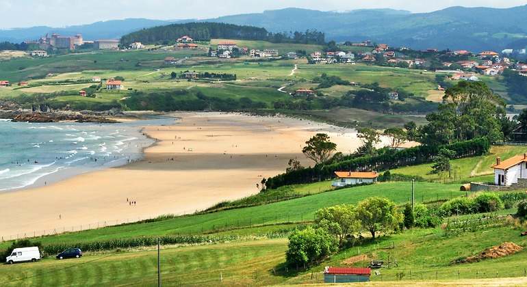 Playa de Oyambre rodeada de verde campiña cantábrica