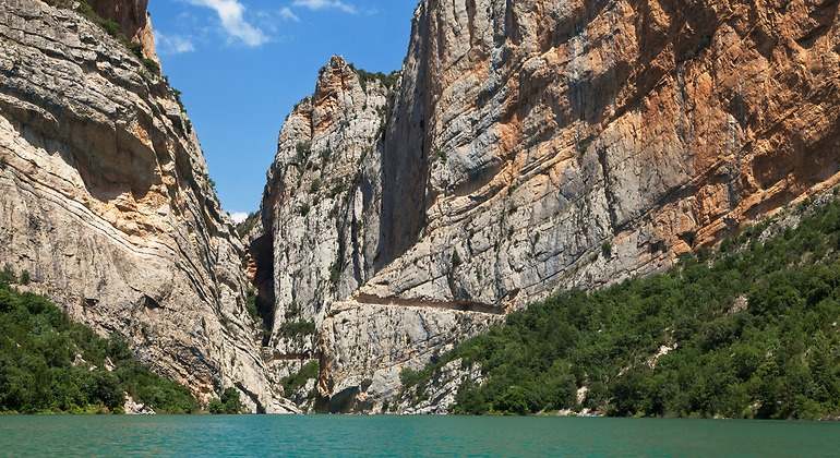 Vistas del río entre acantilados